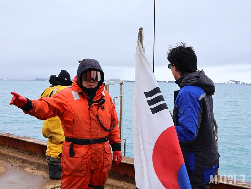 김원준 대장은 월동대가 남극의 기초과학연구가 성과를 낼 수 있도록 최선을 다해 지원하는 것이 우리나라가 국제사회에서 위상을 높일 수 있도록 하는 국위선양이며, 이는 국민들에게 자부심을 갖게 하기 위함이라고 설명했다. / 사진=남극특별취재팀