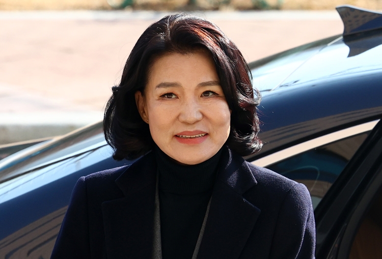 헌법재판소에서 탄핵소추안이 기각되면서 직무에 복귀한 이진숙 방송통신위원장이 23일 경기 과천 방송통신위원회로 출근하고 있다. / 뉴시스