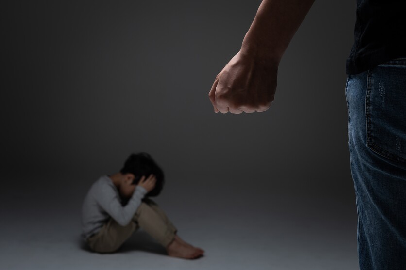 오는 1월 24일부터 아동학대로 신고된 후 지자체의 사례판단 전에 긴급한 지원이 필요하거나, 학대까지는 이르지 않았다고 판단된 아동과 가정을 예방적으로 지원하는 '2025년 아동학대 예방‧조기지원 시범사업'이 시행된다. / 게티이미지뱅크