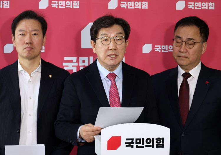 권성동(가운데) 국민의힘 원내대표가 23일 오전 서울 여의도 국회에서 헌법재판소의 이진숙 방송통신위원회 위원장에 탄핵 기각과 관련해 발언하고 있다.  /뉴시스