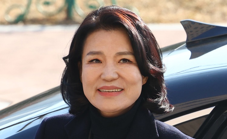 헌법재판소에서 탄핵소추안이 기각되면서 직무에 복귀한 이진숙 방송통신위원장이 23일 경기 과천 방송통신위원회로 출근하고 있다. /뉴시스