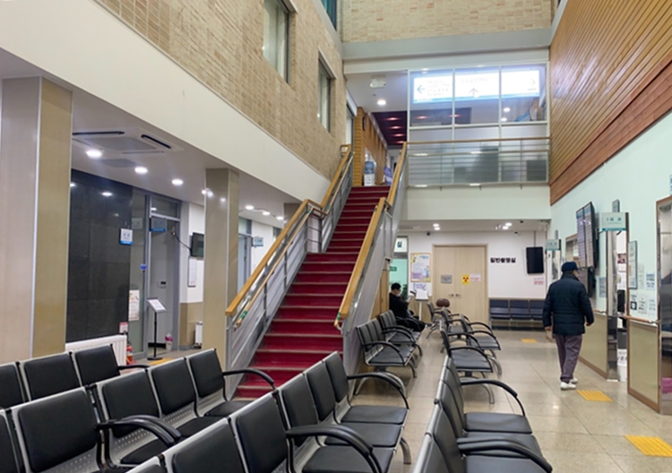 청양군은 주민들에게 독감 예방주사를 무료로 제공하고 있다. 사진은 이번에 독감 예방주사를 맞은 보건의료원. / 청양=박우주