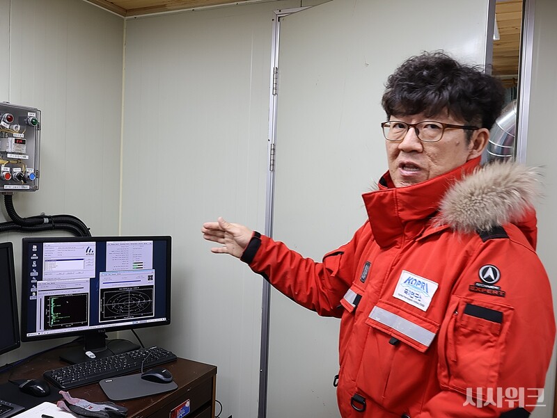 인간 산업 활동의 영향을 거의 받지 않은 남극은 우주의 변화를 관찰하는데 최적화된 공간이다. 2024년 12월 14일부터 2025년 1월 10일까지 남극세종과학기지를 방문한 김정한 극지연구소 해양대기연구본부 책임연구원(사진)은 국내 극지 고층대기 연구 분야의 대들보같은 존재다./ 사진=남극특별취재팀
