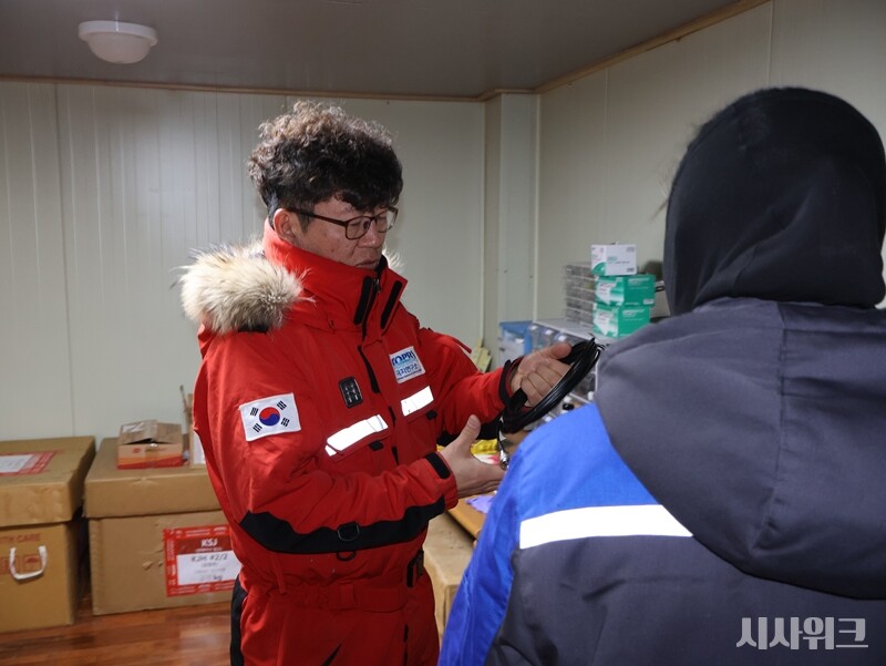 김정한 책임은 2004년 남극세종과학기지 17차 월동연구대 고층대기 연구원을 시작으로 지금까지 극지 여사진=남극특별취재팀