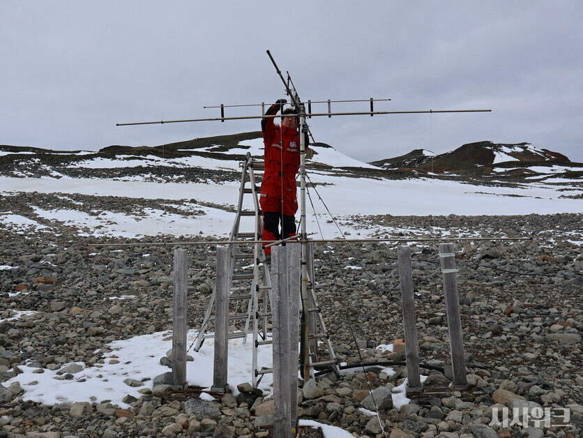 남극세종과학기지 고층대기 관측동에 위치한 ‘유성 레이다(Meteor Radar)’의 송신 안테나를 수리하는 김정한 책임의 모습./ 사진=남극특별취재팀