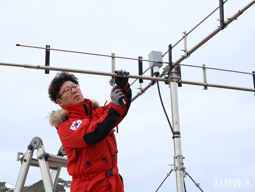 여름 기간이라곤 하지만 남극에서의 야외 작업은 매우 고되다. 특히 초속 10m/s 이상의 칼바람은 온몸이 얼어붙다 못해 타들어가는 듯한 추위를 선사했다. 그럼에도 불구하고 약 5시간의 레이다 수리 작업을 김정한 책임은 휴식 한 번 없이 진행했다./ 사진=남극특별취재팀