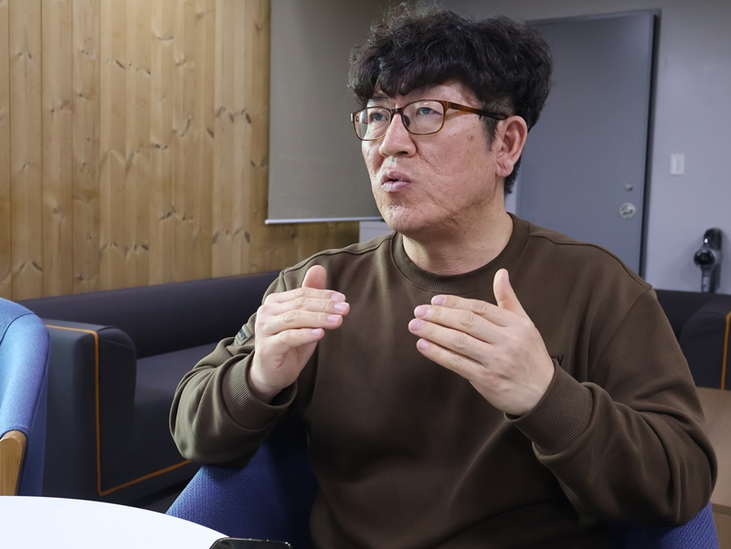 김정한 책임은 “응용과학을 뒷받침하는 기초과학 연구가 발전하지 못하면 결국 해당 기술을 외국에서 사오는 방법밖에 없다”며 “하지만 우주항공분야에 적용되는 고급 기술은 해외 국가들이 돈을 준다고 해도 절대 팔거나 공유하지 않는다”고 극지와 기초과학 인재 양성 중요성에 대한 조언도 전했다./ 사진=남극특별취재팀