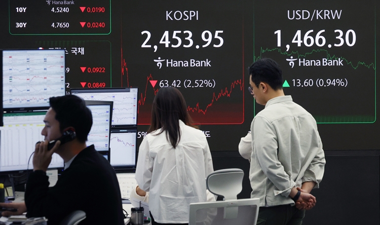 코스피지수는 3일 트럼프발 관세전쟁 우려에 2% 넘게 하락한 채 장을 마쳤다. 사진은 이날 3일 서울 중구 하나은행 딜링룸에서 딜러들이 업무를 보고 있는 모습. / 뉴시스