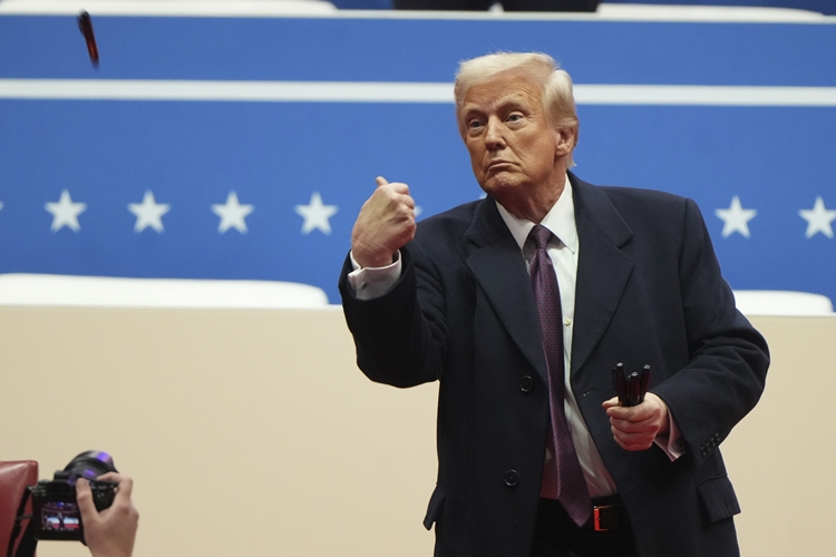 트럼프 대통령은 지난 1일(현지시각) 캐나다와 멕시코에 중국에 관세를 부과하는 행정명령에 서명했다. 이에 따라 오는 4일(현지시간)부터 캐나다산 물품에 25%(석유·천연가스 10%), 멕시코의 모든 제품에 25% 관세, 중국 제품에는 10%의 추가 관세가 각각 부과된다. / 