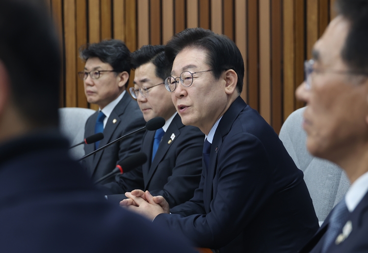 열쇠를 쥐고 있는 민주당 주류는 정작 이번 개헌론 주장에 한발 물러선 모습이다. 탄핵 정국이 수습되지 않은 상황에서 이러한 주장이 나오는 것에 대한 순수성을 의심하면서다. / 뉴시스