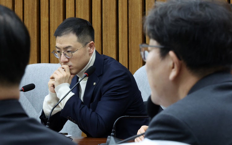 김상욱 국민의힘 의원이 지난 17일 오전 서울 여의도 국회에서 열린 원내대책회의에서 권성동 원내대표 발언을 듣고 있다.  /뉴시스