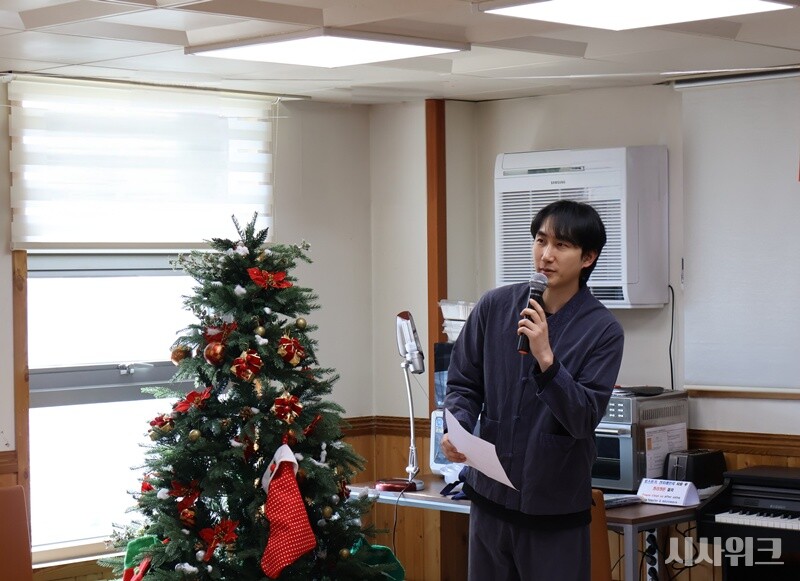 황의현 총무는 연말 종무식 행사로 명절놀이를 기획했다. 제가차기, 윷놀이, 딱지치기 등 다양한 전통놀이를 통해 대원들의 화합을 도모했다. 사진은 2024년 12월 31일 종무식 행사에서 황의현 총무가 사회를 보고 있는 모습이다. / 사진=남극특별취재팀