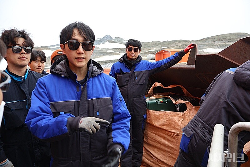 남극세종과학기지 입·출남극 인원(들어오는 인원과 떠나는 인원)이 발생하면 월동대원들이 입·출남극자들의 짐을 소형보트에 실어 대신 날라준다. 사진은 총무가 대원들에게 입·출남극과 관련한 안내사항을 전달하고 있는 장면이다. / 사진=남극특별취재팀  