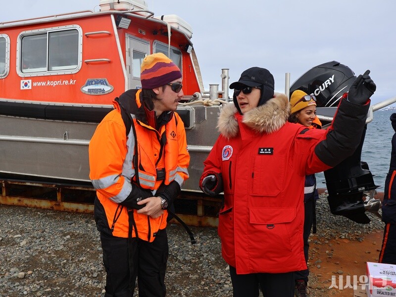 12월 23일 영국 쇄빙연구선의 선원과 연구자들이 세종과학기지를 방문했다. 남극에서는 타 기지의 대원들 방문이 활발히 이뤄진다. 상호 적극적인 소통으로 공동체를 형성한다는 취지다. 사진은 황의현 총무가 세종기지를 방문한 연구자에게 기지에 대해 설명하고 있는 모습이다. / 사진=남극특별취재팀