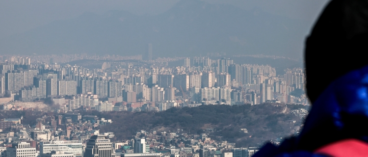 주택금융연구원은 ‘인구-주택-도시 변화를 고려한 주택시장 구조변화 장기 전망 연구’를 발간하고 향후 수도권 일부 지역 및 비수도권 상당 지역은 노후 아파트단지의 재개발·재건축 진행에 난항을 겪을 것으로 예상돼 전주여건의 지속적인 악화를 완화하기 위한 다양한 정책시도가 필요하다고 설명했다. 사진은 대한민국의 아파트 전경./ 뉴시스