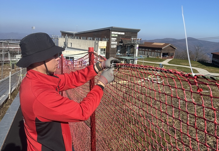 공기업 강원랜드가 운영하는 하이원리조트는 올 시즌 스키장 개장을 앞두고 안전관리에 만전을 기하고 있다고 밝히며 다양한 활동을 알린 바 있다. / 강원랜드