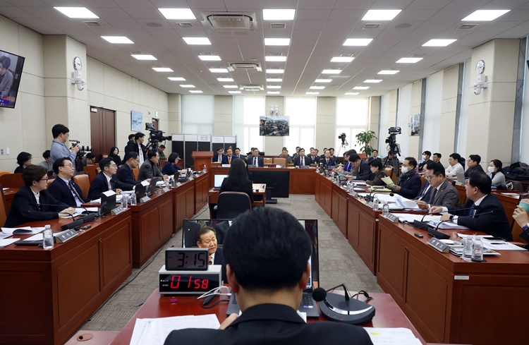 곽종근 전 특수전사령관이 4일 서울 여의도 국회에서 열린 윤석열 정부의 비상계엄 선포를 통한 내란혐의 진상규명 국정조사특별위원회의 2차 청문회에서 안규백 위원장이 회의를 주재하고 있다. /뉴시스