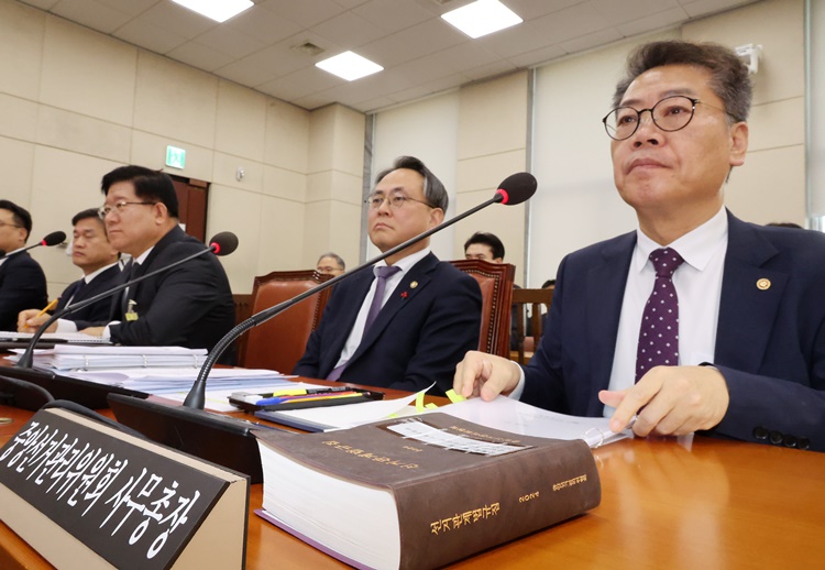 김용빈(오른쪽) 중앙선거관리위원회 사무총장이 13일 오전 서울 여의도 국회에서 열린 행정안전위원회의 윤석열 대통령 대통령 비상계엄 사태 관련 현안질의에 출석한 가운데 김 사무총장 자리에 선거관계법규집이 놓여 있다. 왼쪽부터 최현석 서울경찰청장 직무대행, 이호영 경찰청장 직무대행, 고기동 행정안전부 차관(장관 직무대행), 김용빈 중앙선거관리위원회 사무총장. /뉴시스