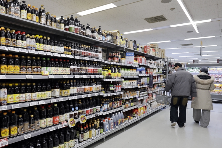 소비자물가지수가 전년 동월 대비 2.2% 상승했다. 정부는 물가안정에 총력을 다하겠다고 밝혔다. / 뉴시스