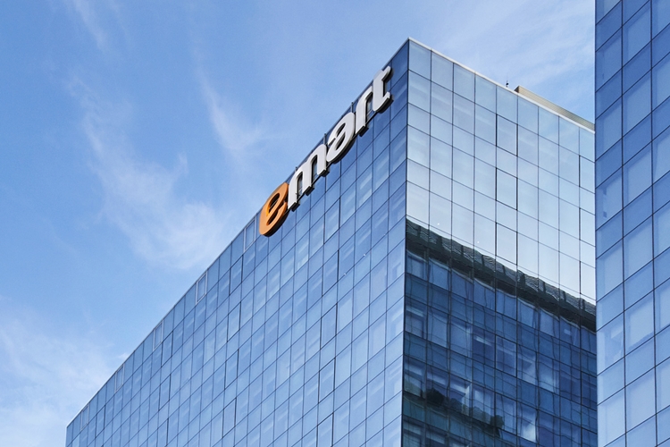 이마트가 주식교환을 통해 신세계건설 지분 100%를 확보했다고 공시했다. / 이마트