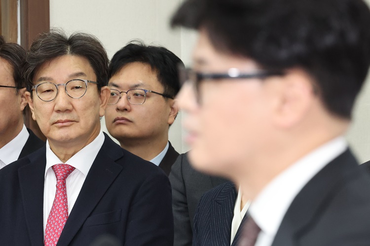 권성동 국민의힘 원내대표가 지난해 12월 16일 오전 서울 여의도 국회에서 열린 한동훈 당대표 사퇴 기자회견에서 발언하는 한동훈 전 대표를 바라보고 있다.  /뉴시스