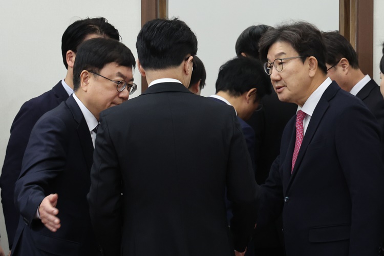 한동훈 전 국민의힘 대표가 16일 오전 서울 여의도 국회에서 열린 당대표 사퇴 기자회견을 마치고 권성동 원내대표와 악수하고 있다. /뉴시스