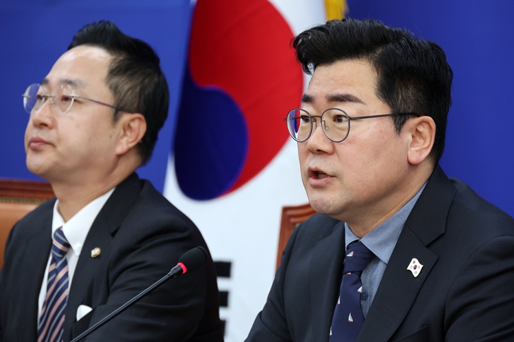 박찬대(오른쪽) 더불어민주당 원내대표가 6일 오전 국회에서 열린 정책조정회의에서 발언하고 있다. 왼쪽은 박성준 원내수석부대표. / 뉴시스