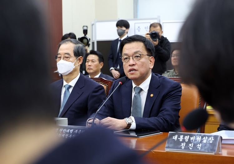 최상목 대통령 권한대행 겸 기획재정부 장관이 6일 서울 여의도 국회에서 열린 윤석열 정부의 비상계엄 선포를 통한 내란혐의 진상규명 국정조사특별위원회 전체회의(청문회)에서 의원 질의에 답하고 있다. / 뉴시스