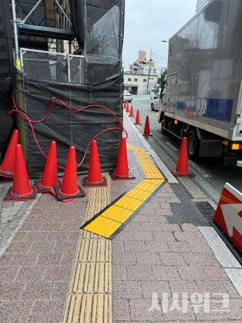 사진은 일본 구마모토시의 한 도로에서 일부 점자블록을 침범해 공사를 진행하면서 이를 보완하기 위해 임시 점자블록을 설치한 모습./ 사진=이강우 기자