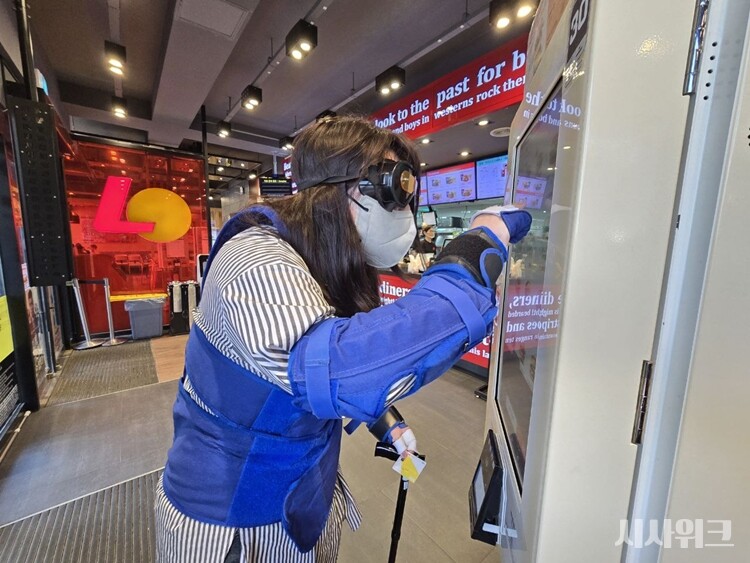 노인의 고충을 이해해 보고자, 기자가 직접 노인체험복을 입고 키오스크 앞에 서봤다. / 시사위크