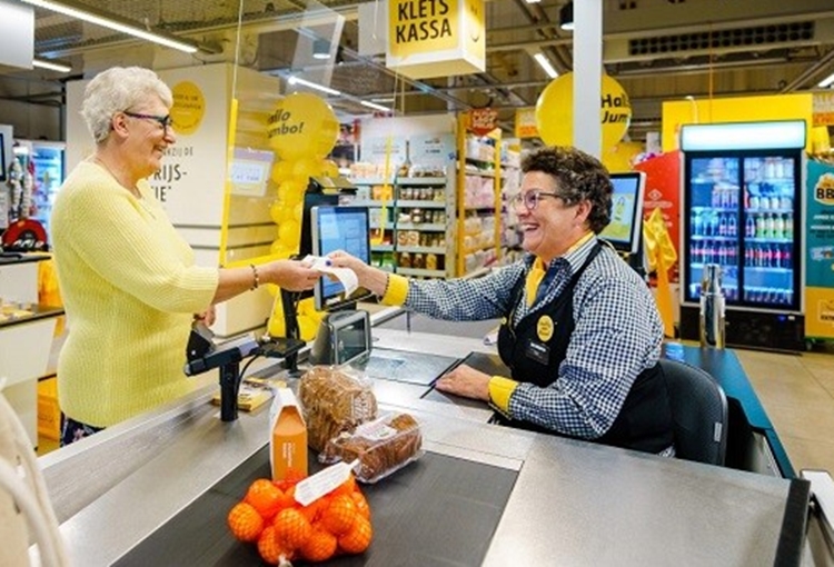네덜란드 슈퍼마켓 체인점인 ‘JUMBO’에서는 유대 관계를 맺으며 느리게 계산하고 싶은 고객을 위한 계산대 Kletskassa를 운영하고 있다. Kletskassa는 ‘이야기를 나누는 잡담 장소’라는 의미로, 외로움과 고립감을 경험하는 노인의 정서적 문제를 해결할 수 있게 도와 좋은 평을 얻고 있다. / JUMBO 홈페이지