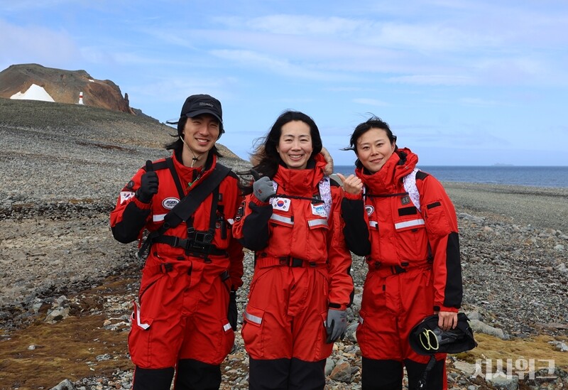 극지연구소 생명과학연구본부 소속 ‘야생동물팀’, 일명  일명 ‘펭귄팀’은 펭귄, 도둑갈매기 등 남극 야생조류 생태 연구를 위해 지난해 11월부터 올해 1월 말까지 킹조지섬에 머물렀다. (왼쪽부터) 이혁재 극지연구소 생명과학연구본부 연구원, 김유나 극지연구소 생명과학연구본부 연구원, 김지희 극지연구소 생명과학연구본부 연수연구원./ 사진=남극특별취재팀