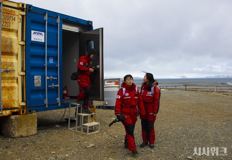 펭귄팀은 생태 연구를 위해 펭귄마을로 출발하기 전 연구에 필요한 장비를 챙기고 연구에 적합한 복장으로 환복한다. 장시간 남극의 외부환경에 노출돼 있어야 하기 때문에 사전 준비를 철저히 한다. / 사진=남극특별취재팀
