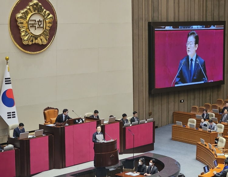 이재명 더불어민주당 대표가 10일 오전 국회 본회의장에서 교섭단체 대표 연설을 하고 있다. / 전두성 기자