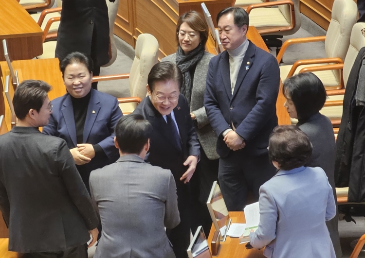 이재명 더불어민주당 대표가 10일 국회 본회의장에서 교섭단체 대표 연설을 마친 후 민주당 의원들과 악수를 하고 있다. / 전두성 기자