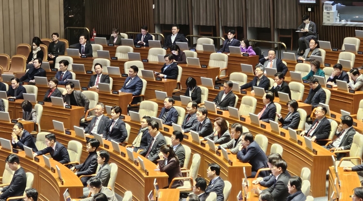 국민의힘 의원들이 10일 오전 국회 본회의장에서 열린 이재명 더불어민주당 대표 교섭단체 대표 연설을 듣고 있다. / 전두성 기자