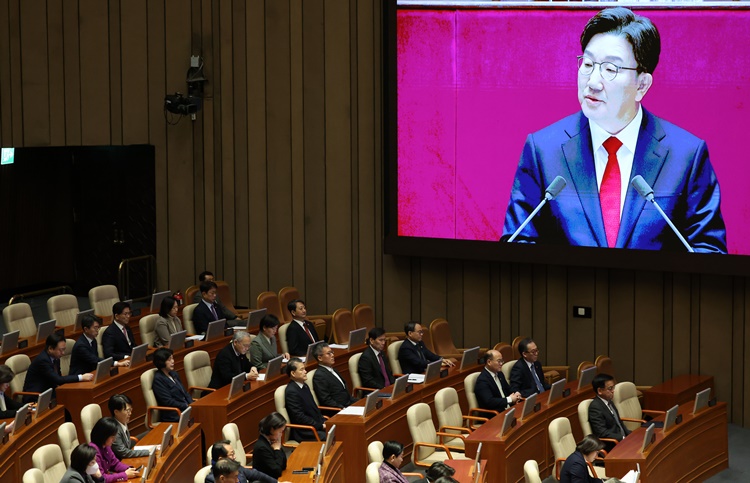 최상목 대통령 권한대행 겸 기획재정부 장관을 비롯한 국무위원들이 11일 오전 서울 여의도 국회에서 열린 제422회 국회(임시회) 제3차 본회의에서 권성동 국민의힘 원내대표의 교섭단체 대표연설을 듣고 있다.  /뉴시스