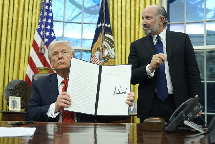 ​도널드 트럼프 미국 대통령이 10일(현지시간) 미국에 수입되는 철강·알루미늄 제품에 25%의 관세를 부과한다고 공식 발표했다. /AP·뉴시스​