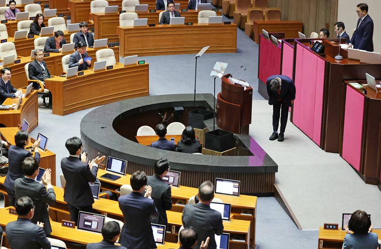 권성동 국민의힘 원내대표가 11일 오전 서울 여의도 국회에서 열린 제422회 국회(임시회) 제3차 본회의에서 교섭단체 대표연설을 마친 뒤 인사하자 같은 당 의원들이 기립박수를 보내고 있다.  /뉴시스