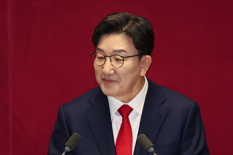 권성동 국민의힘 원내대표가 11일 오전 서울 여의도 국회에서 열린 제422회 국회(임시회) 제3차 본회의에서 교섭단체 대표연설 중 미소짓고 있다.  /뉴시스