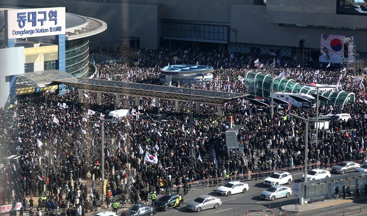 지난 8일 대구 동구 동대구역 광장에서 열린 세이브코리아 국가비상기도회 '윤석열 대통령 탄핵 반대 집회'에서 참가자들이 구호를 외치고 있다. /뉴시스