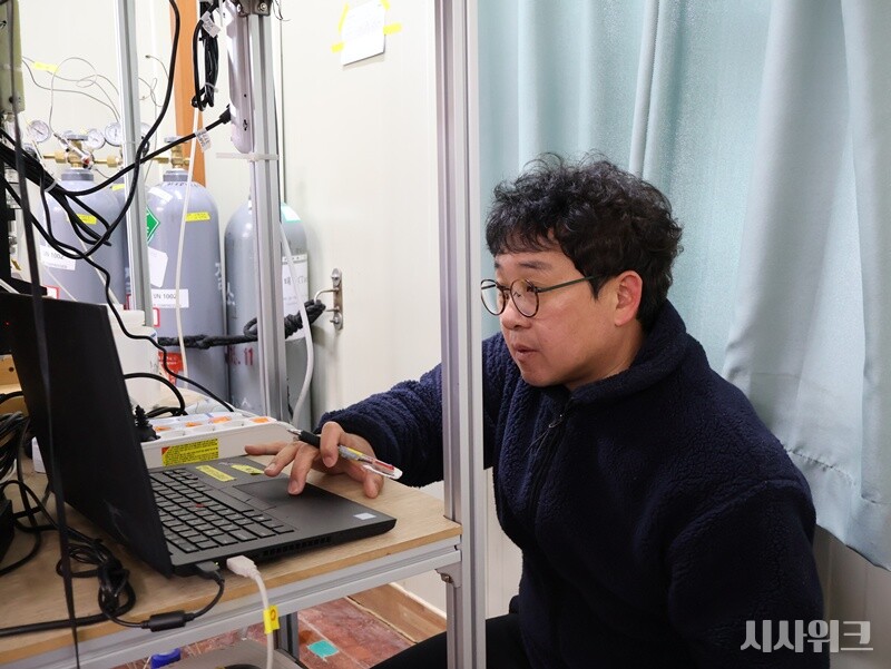 오영식 연구반장은 대기 시료를 채집하고 관측 장비들의 데이터를 확인하며 기록하는 업무를 한다. / 사진=남극특별취재팀