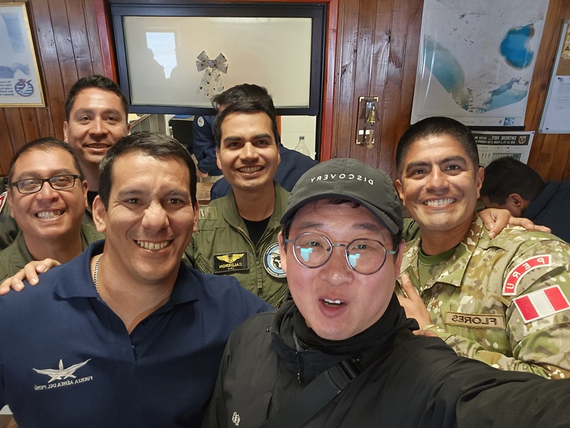 2024년 12월 21일 우루과이 기지 창립기념일 행사에 방문한 세종과학기지 오영식 대원이 우루과이 대원과 소통하며 기념촬영을 하는 모습이다. / 사진=오영식 대원 제공