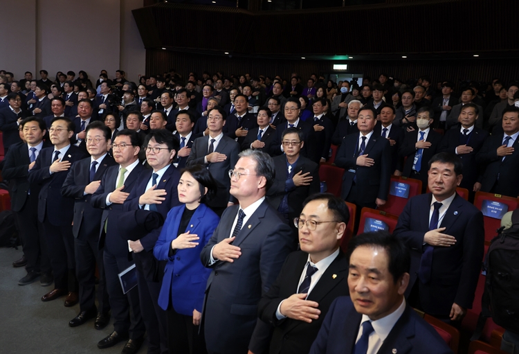 더불어민주당이 개헌을 두고 의견이 갈리는 모습이다. 사진은 지난 10일 국회도서관에서 열린 민주당 지방자치대상에서 이재명 대표 등 참석자들이 국민의례를 하고 있는 모습. / 뉴시스
