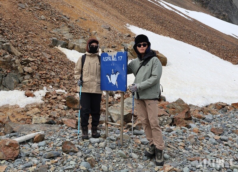 연구자들에게 남극에서 체류하는 기간은 1분 1초가 소중하다. 12월 25일 크리스마스에도 휴식없이 동물모니터링은 험난한 펭귄마을을 찾았다./ 사진=남극특별취재팀