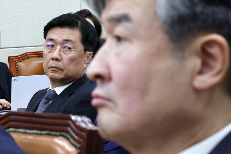 홍장원(왼쪽) 전 국가정보원 1차장이 지난 1월 22일 서울 여의도 국회에서 열린 윤석열 정부의 비상계엄 선포를 통한 내란 혐의 진상규명 국정조사 특별위원회 1차 청문회에 출석해 자리하고 있다. 오른쪽은 조태용 국가정보원장. / 뉴시스