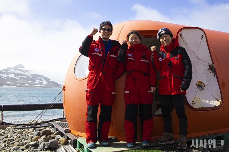 (사진 왼쪽부터) 인하대학교 해양동물학연구실 임지빈‧서혜인 연구원, 한국해양대학교 해양생태학실험실 김봉준 연구원 3인으로 구성된 ‘하계연구대 저서팀’은 남극 생태계를 지탱하는 해양저서생물들이 기후변화에 어떤 영향을 받는지 연구한다. / 사진=남극특별취재팀