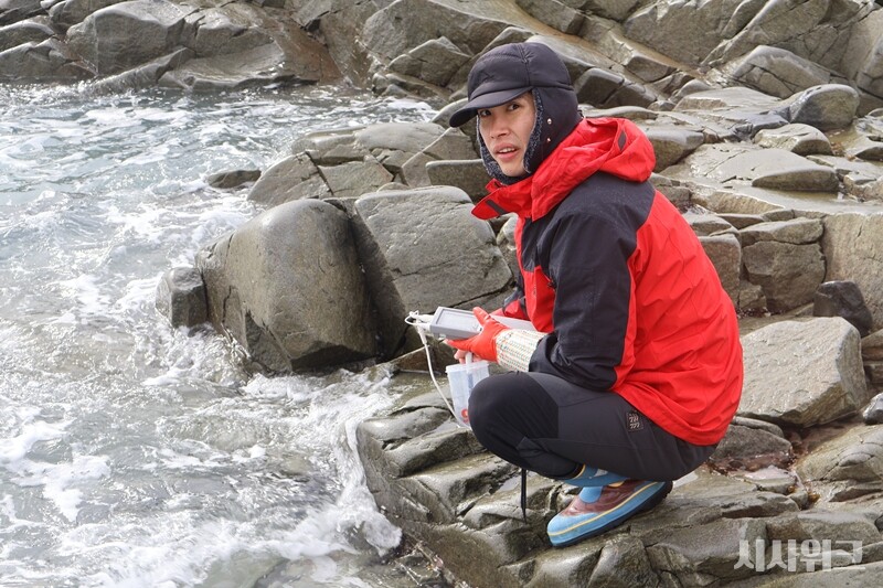 남극세종과학기지 인근 마리안소만 연안에서 해수와 저서생물 샘플을 채집하는 김봉준(좌측) 연구원과 임지빈 연구원 / 사진=남극특별취재팀