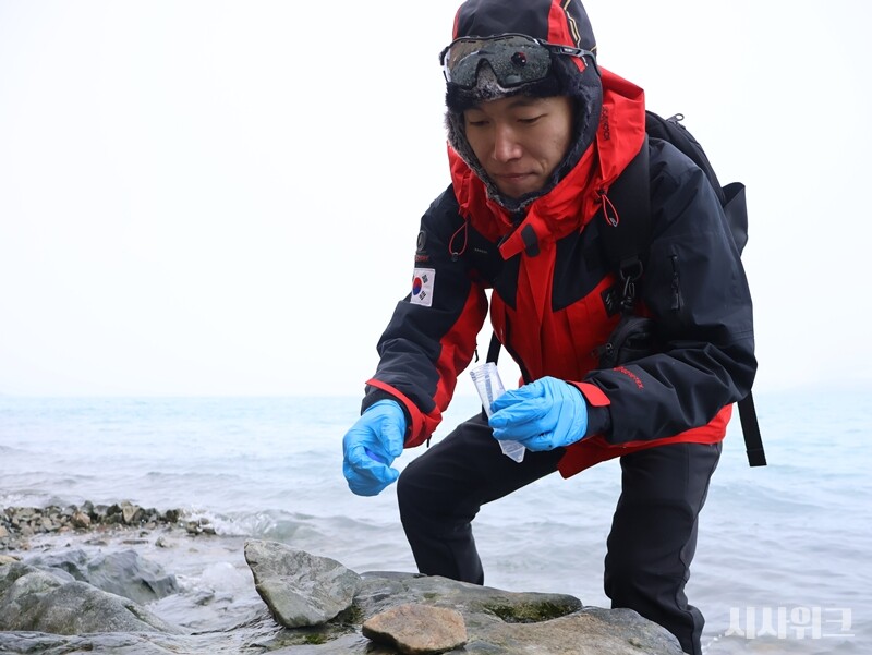 복족류 등 저서생물샘플을 채집하고 있는 김봉준 한국해양대 해양생태학실험실 연구원 / 사진=남극특별취재팀