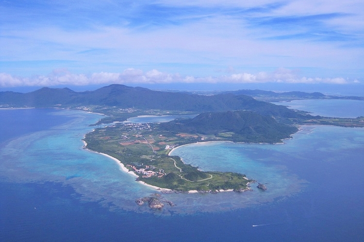 이시가키 섬은 일본 오키나와, 일본 본토보다 대만이 더 가까운 일본의 낙도 중 한 곳이다. 위도는 북위 24~25도 사이에 위치해 남십자성을 비롯한 다양한 별자리 관측도 가능하다. 사진은 일본 오키나와가 속한 류큐 제도의 야에야마 제도 이시가키 섬. / 픽사베이